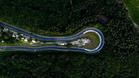 Porsche peilt in der „Grünen Hölle“ den Gesamtsieg an.
