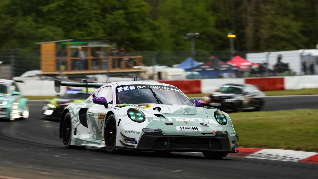 Drei Porsche 911 GT3 R fahren beim Nürburgring-Klassiker in die Top 10.