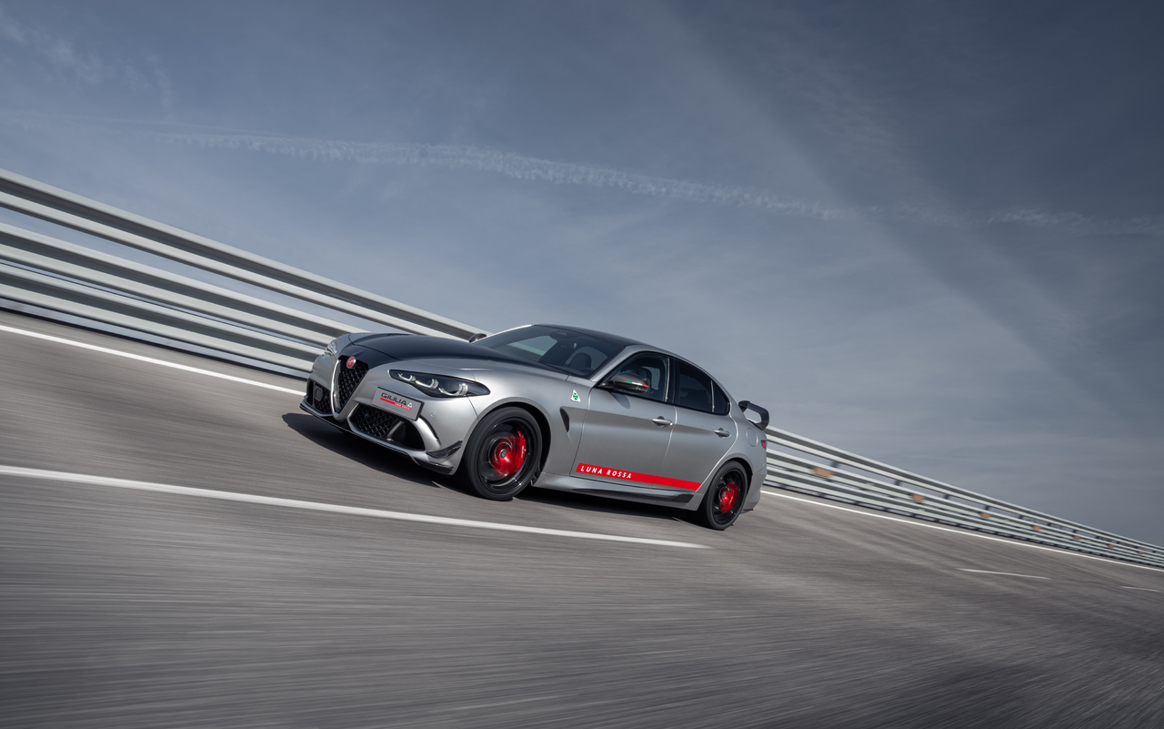 Alfa Romeo Giulia Quadrifoglio Luna Rossa Sportwagen Balocco Teststrecke.jpg