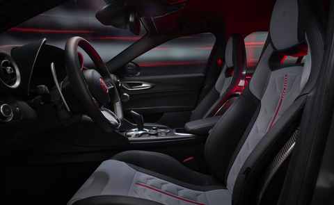 Alfa Romeo Giulia Quadrifoglio Luna Rossa Interieur.jpg