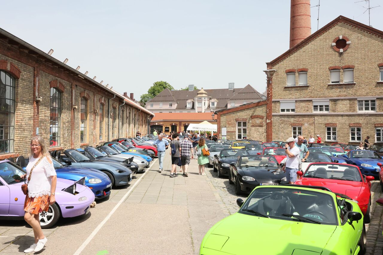 Großes Mazda MX-5 Treffen mit besonderen Gästen bei Mazda Classic in Augsburg.