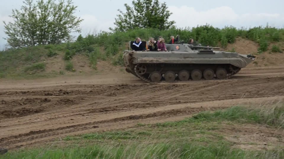 Mit dem Panzer in die Steilkurve