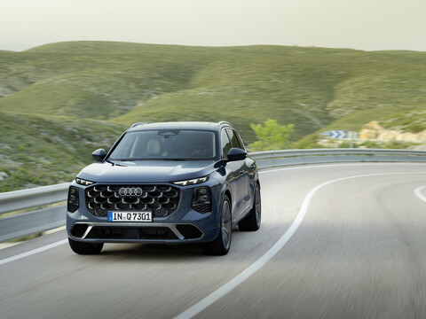 Neu Audi Q7 SUV Alopiasblau Metallic, Fahraufnahme, Exterieur, Frontansicht.jpg
