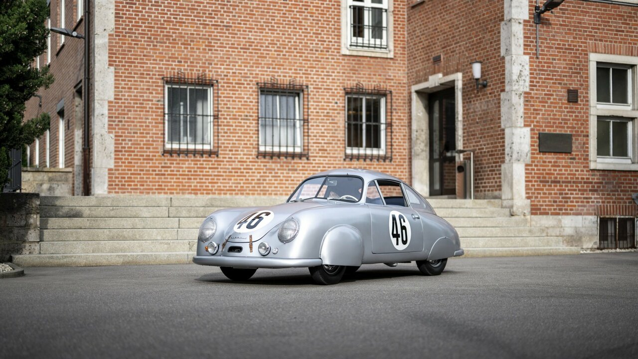 Porsche 911 GT3 R starten in Le Mans im historischen Design von 1951.