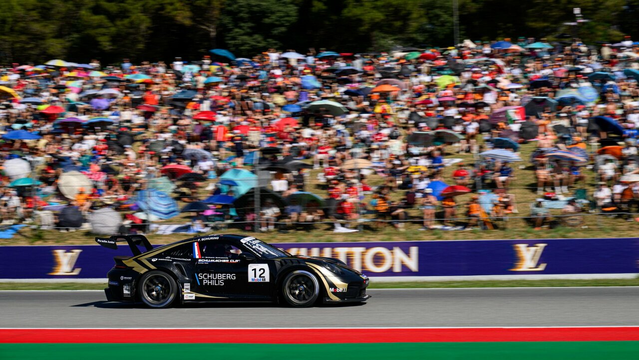 Porsche-Junior Flynt Schuring feiert seinen ersten Supercup-Sieg.