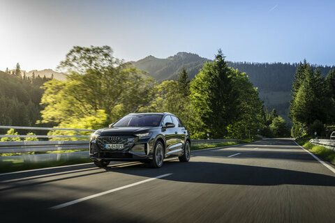Audi Q4 e-tron  Tamboragrau, Outdoor-Fahraufnahme, Exterieur, Dreiviertelfrontansicht.jpg