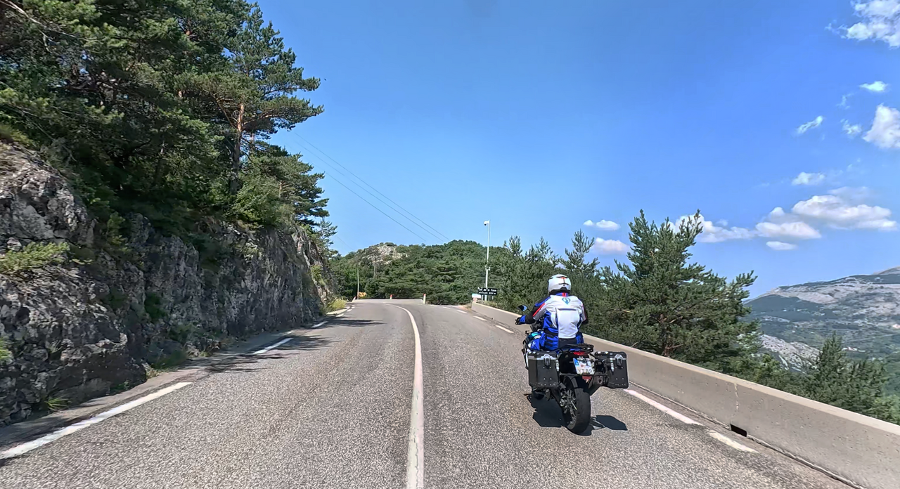 Wie lang sollte eine Motorradtour in den Alpen sein?
