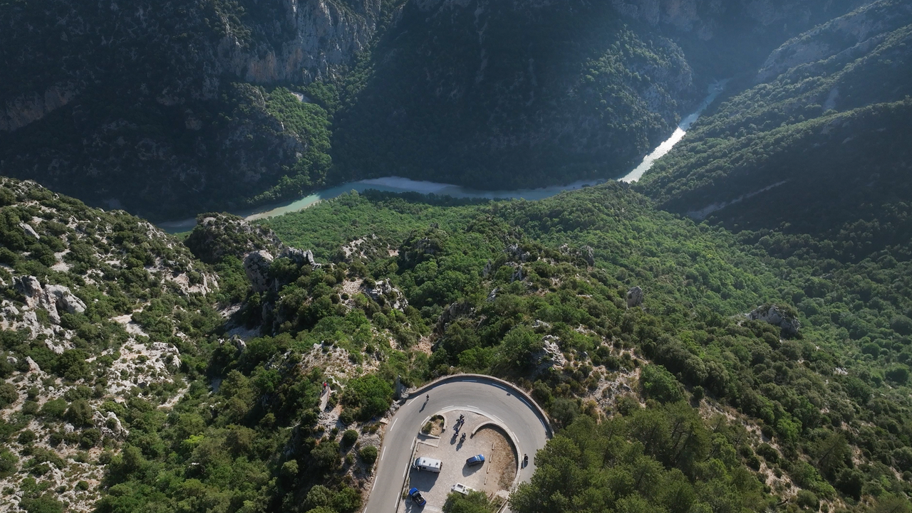 Col d'Illoire – 180-Grad-Kurve mit Blick in die 700 Meter tiefe Schlucht von Verdon.