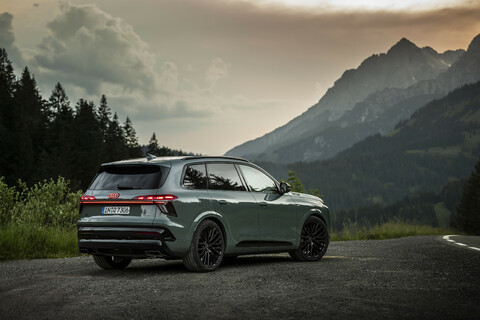 Audi Q7 SUV  Agavengrün Metallic, Standaufnahme, Exterieur, Dreiviertelheckansicht.jpg