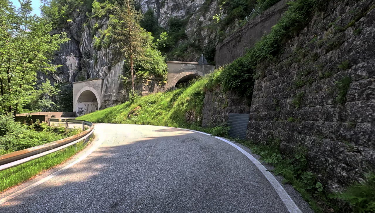 Die Nordrampe weist spektakulär anmutende Tunnel auf. Die Kehren sind eng, die Straße schmal.