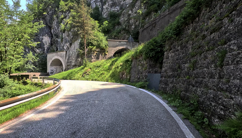 Die Nordrampe weist spektakulär anmutende Tunnel auf. Die Kehren sind eng, die Straße schmal.