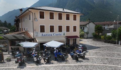Tramonti di Sopra – Dorfplatz mit "Tankstation" gegen den Durst.