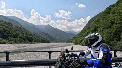 Blick auf den Tagliamento in westlicher Richtung. Im Sommer ist das Flussbett nahezu ausgetrocknet.