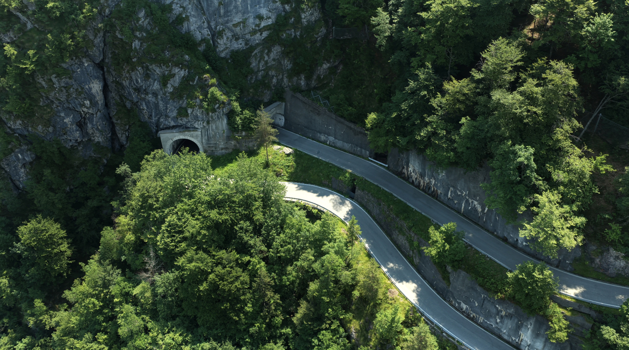 Passo Rest, 1052 Meter: 30 Kehren und Kurven, Wald, Tunnel ... ein ganz besonderer Alpenpass im Friaul.