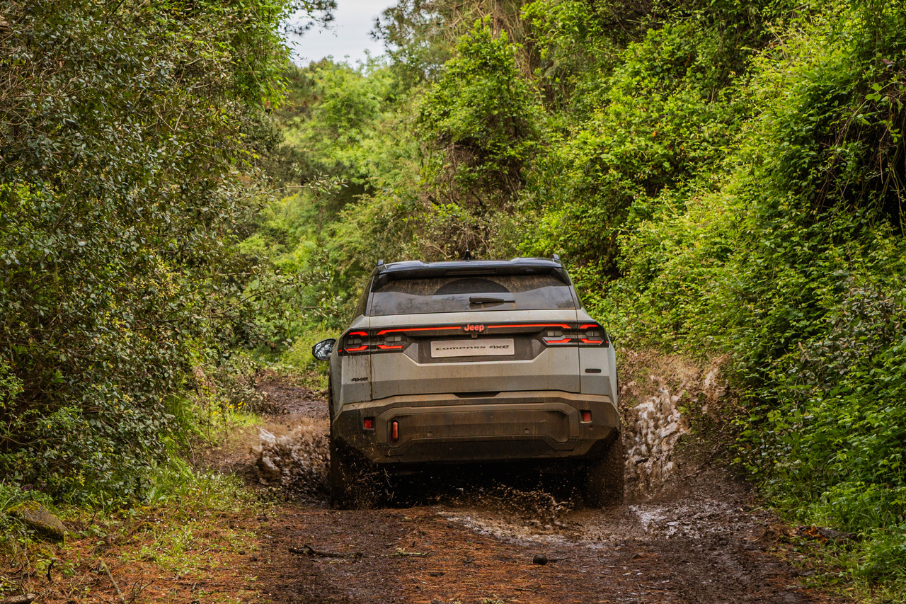 neuer Jeep-compass-4xe-4wd-lock Sardinien Matsch Offroad Challenge.jpg