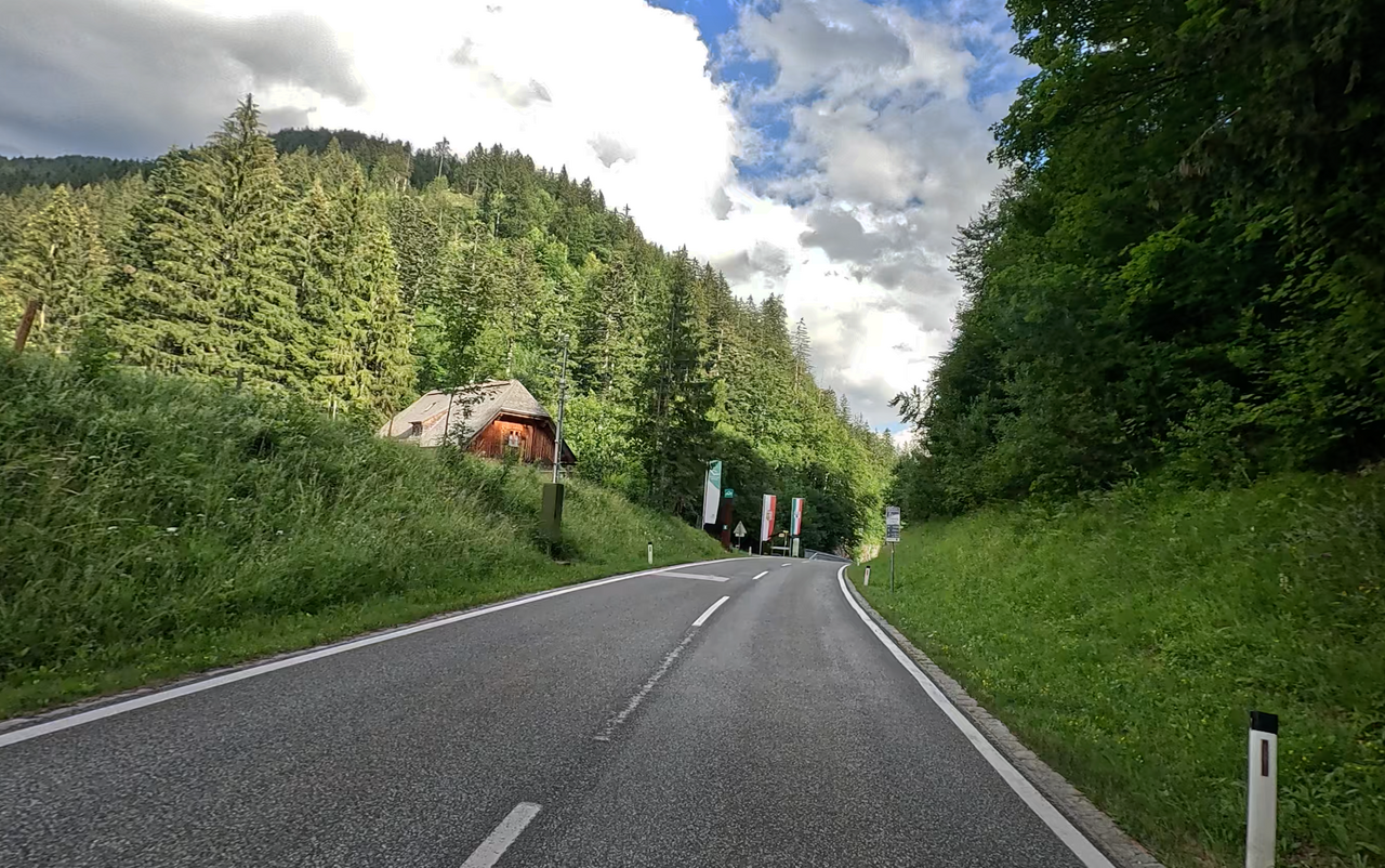 Wie lang sollte eine Motorradtour in den Alpen sein?