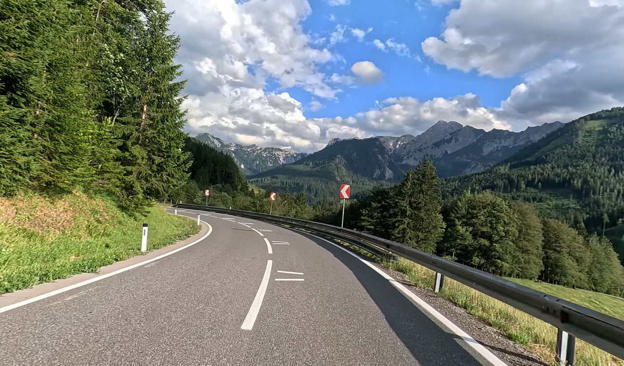 A view from the east side of the Hengstpass.