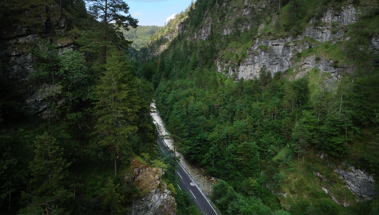 Impressive: the drive through the gorge on the east side, at the end of the ramp.