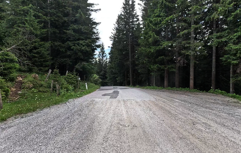 Übergang von Schotter auf Asphalt – wenige Kilometer nach der Passhöhe auf der Südseite.