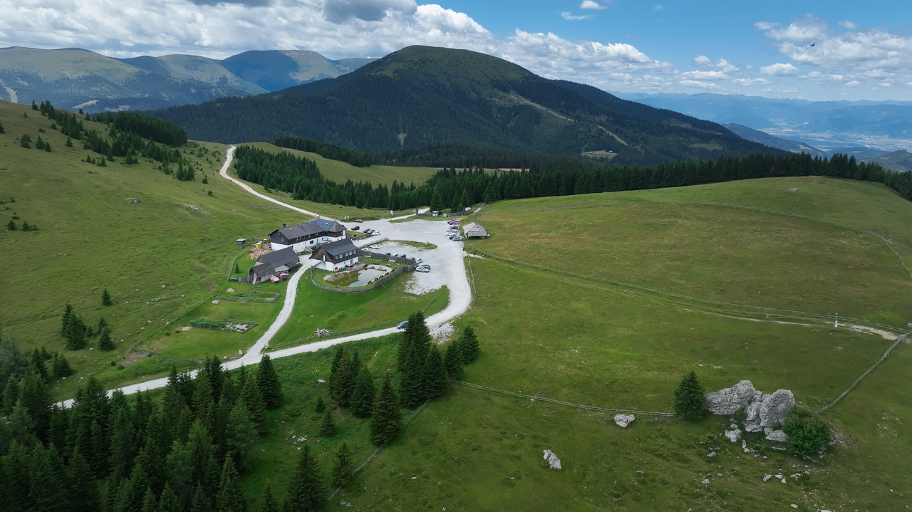 Die Passhöhe: Almgasthof und großer Parkplatz – Sicht Richtung Alpenpass Gaberl.