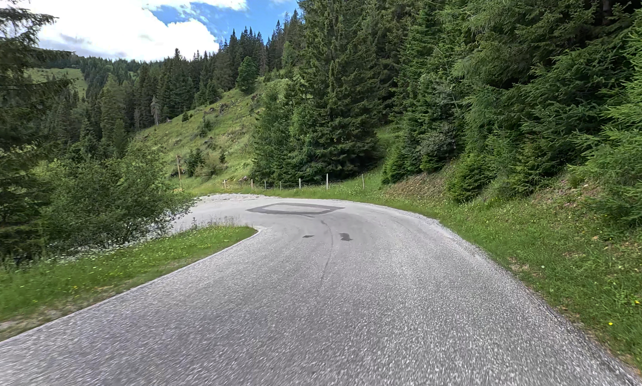 Schon wenige Kilometer nach der Schotterpassage auf der Südseite ist die Strecke asphaltiert und wird zunehmend kurvig.