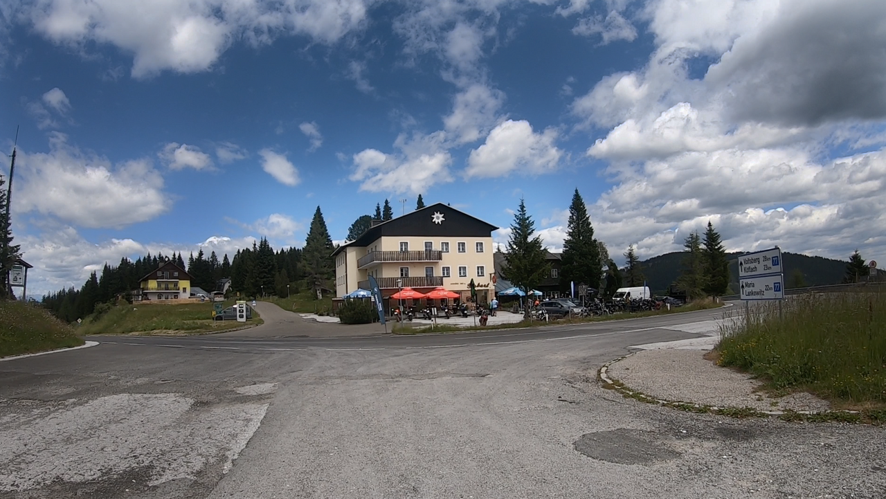 Die Passhöhe des Gaberl – aus Sicht der Zufahrt zum Alpenpass "Altes Almhaus".