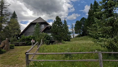 Das Gaberlhaus auf der Passhöhe.