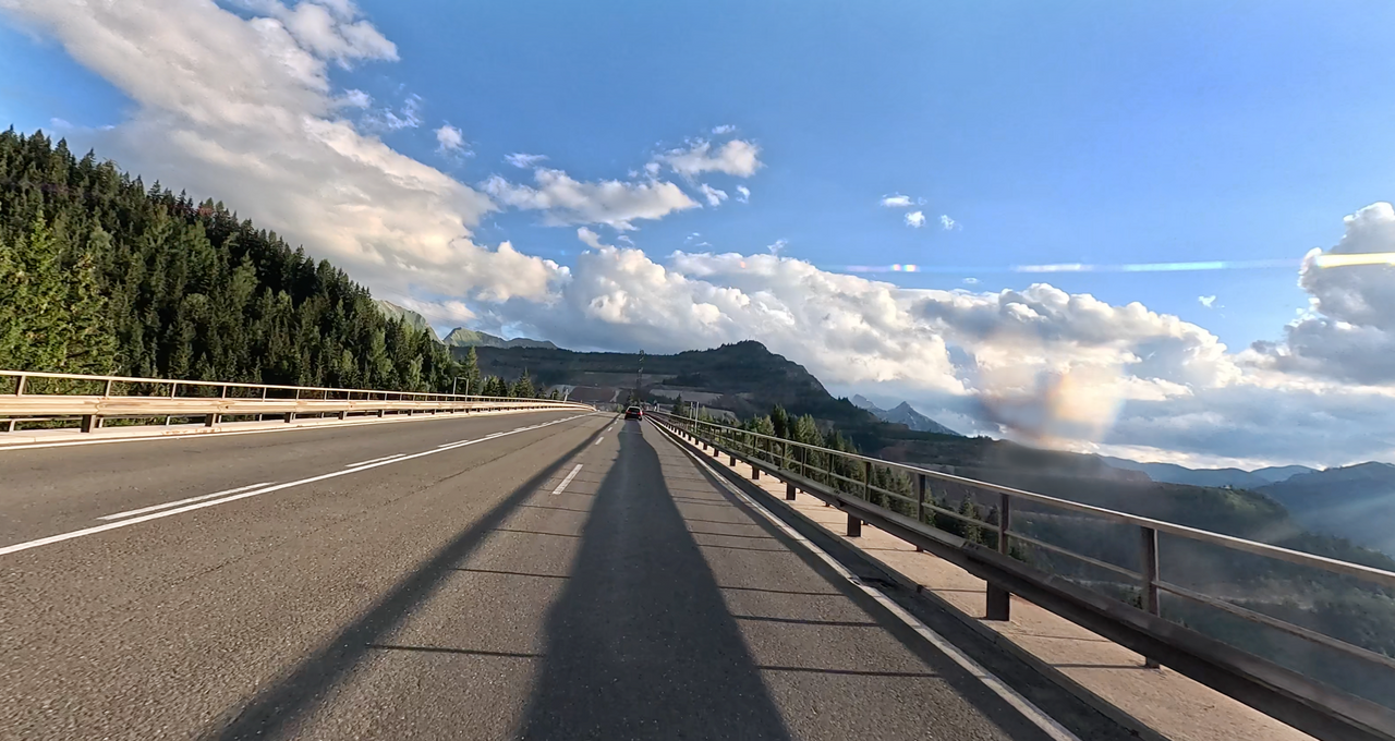 Blick auf die Erzberg-Brücke beziehungsweise offiziell "Krummenbach-Viadukt". Die 300 Meter lange Brücke ist ein imposantes Bauwerk.
