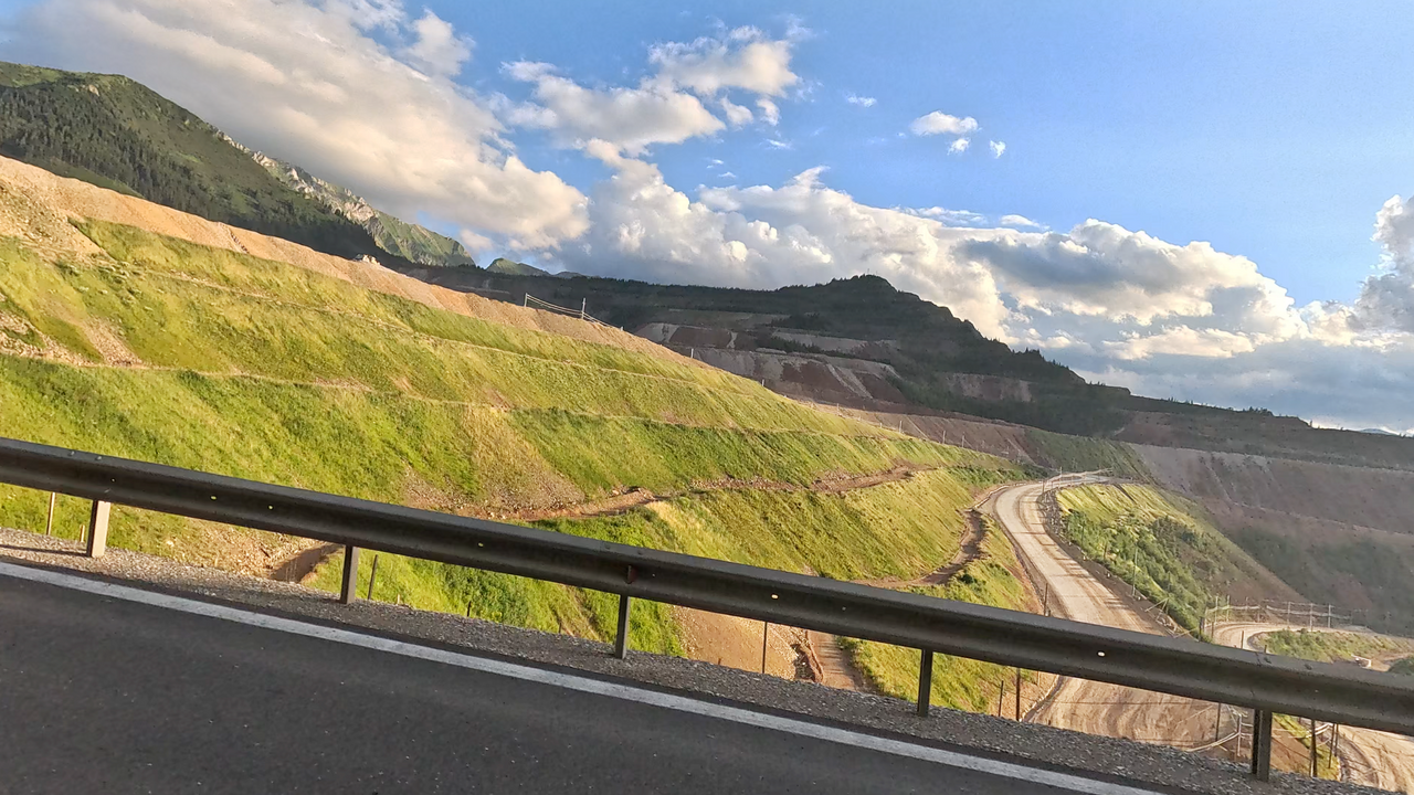 24 Meter hoch sind die einzelnen Stufen des Erzberges – gut sichtbar von der Rampe des Präbichl.