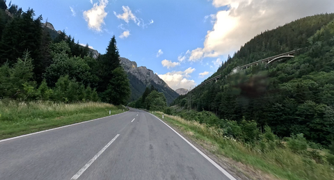 Beginn der spektakulären Rampe der Nordseite – Blick auf die große Brücke, die am Erzberg vorbeiführt.
