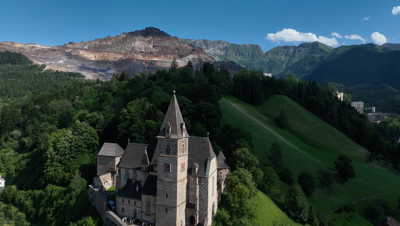 Blick von der Gemeinde Eisenerz auf den Erzberg, an dem entlang die Nordrampe des Präbichl führt.