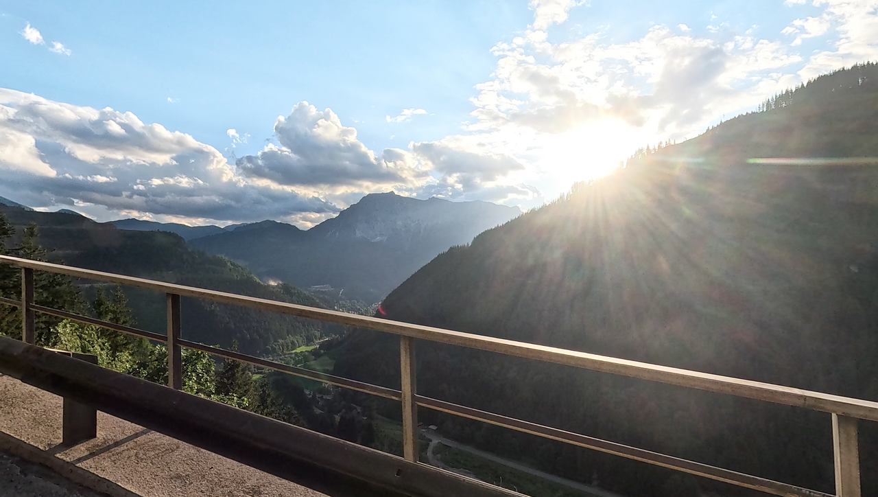Blick von der Brücke der Nordrampe hinunter ins Tal auf die Gemeinde Eisenerz.