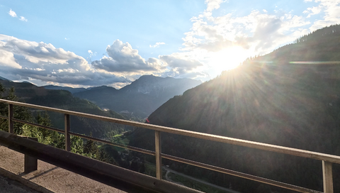 Blick von der Brücke der Nordrampe hinunter ins Tal auf die Gemeinde Eisenerz.