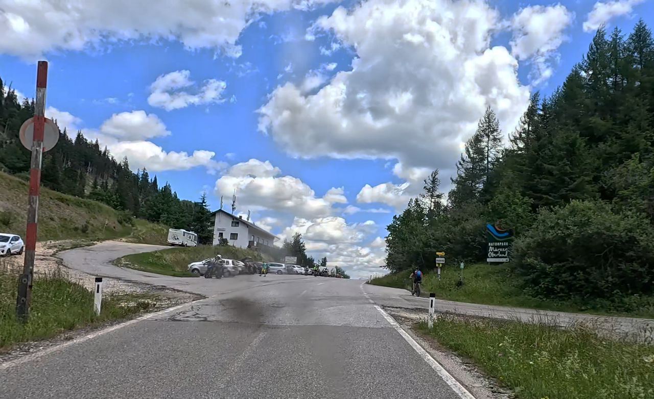 Wie lang sollte eine Motorradtour in den Alpen sein?