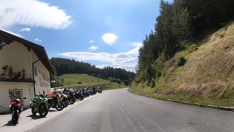 Ein beliebter Bikertreff auf der Ostrampe des Ochssattel ist die "Kalte Kuchl".
