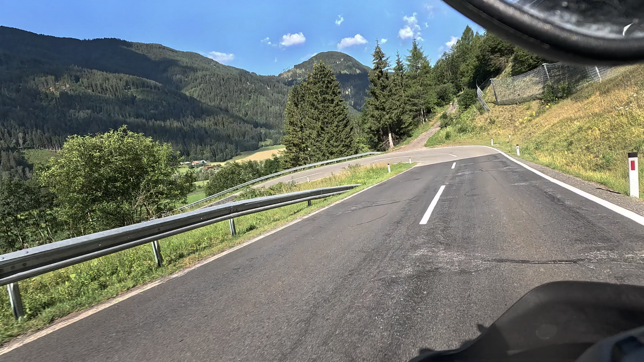 Der Blick hinunter ins Wölzbacher Tal, von der schnelleren, offiziellen Strecke aus.