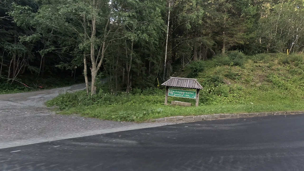 Das Passschild auf der Passhöhe steht direkt gegenüber vom Gellsee.
