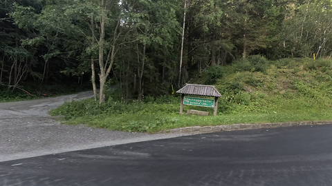 Das Passschild auf der Passhöhe steht direkt gegenüber vom Gellsee.