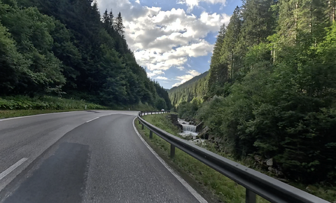 Die Nordampe führt einige Kilometer durch eine kleine Schlucht, oder Hochtal – immer entlang des kleines Flusses "Trieben".