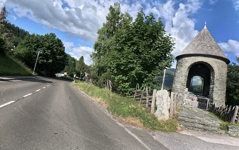 Die Passhöhe mit dem Blick auf das Kriegerdenkmal in Hohentauern.
