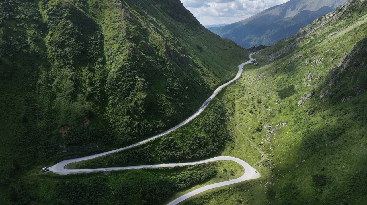 Wie lang sollte eine Motorradtour in den Alpen sein?