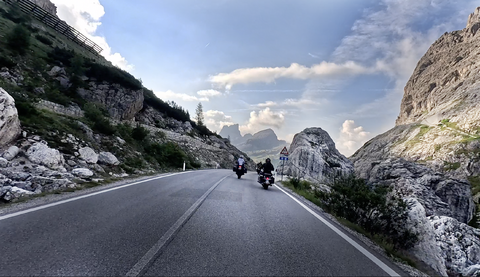 Die kurze Südrampe führt hinunter zur Passhöhe des nächsten Alpenpasses, zum Passo di Falzarego.