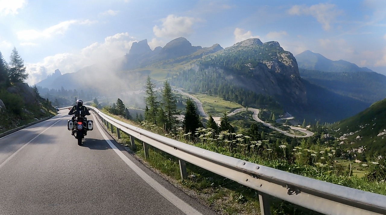 Blick auf die Westrampe des unterhalb liegenden Passo di Falzarego.