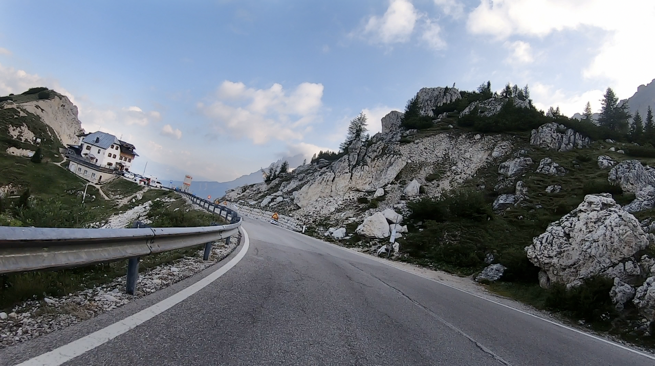 Auf der Passhöhe steht das Rifugio Passo Valparola – eine gemütliche Berghütte, die Zimmer und warme Küche anbietet.