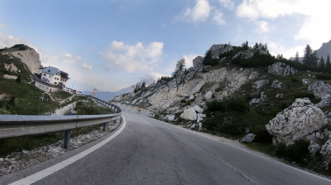 Auf der Passhöhe steht das Rifugio Passo Valparola – eine gemütliche Berghütte, die Zimmer und warme Küche anbietet.
