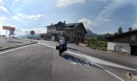 Die Westrampe endet auf der Passhöhe des Passo di Falzarego, auf 2105 Metern Höhe.
