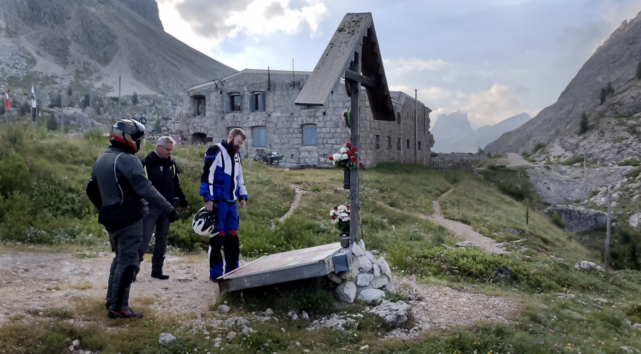 Neben dem Museum und den Schützengräbern steht auch ein Kreuz – Erinnerung an die vielen gefallenen Soldaten im ersten Weltkrieg.