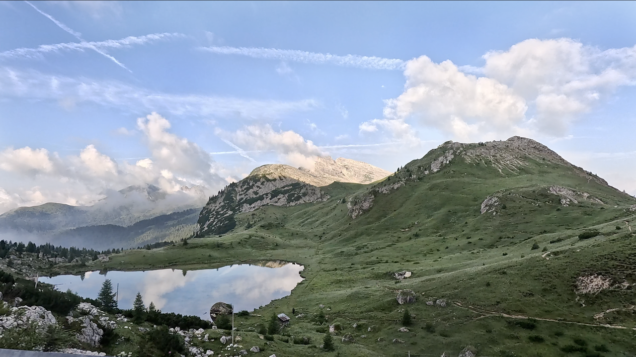 Auf der Passhöhe, unterhalb des Rifugio, befindet sich ein kleiner See: der Lago di Valparola.