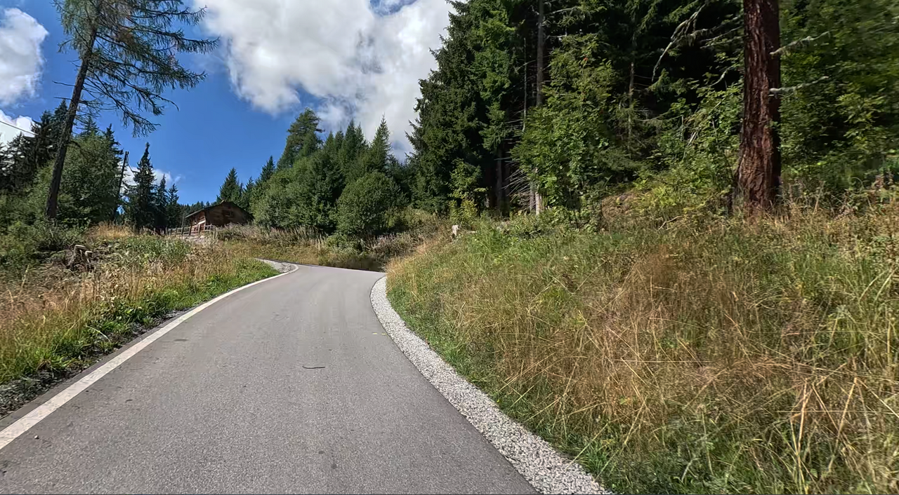 Auf den letzten Kilometern vor der Passhöhe wird die Straße teilweise einspurig schmal.