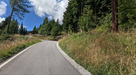 Auf den letzten Kilometern vor der Passhöhe wird die Straße teilweise einspurig schmal.